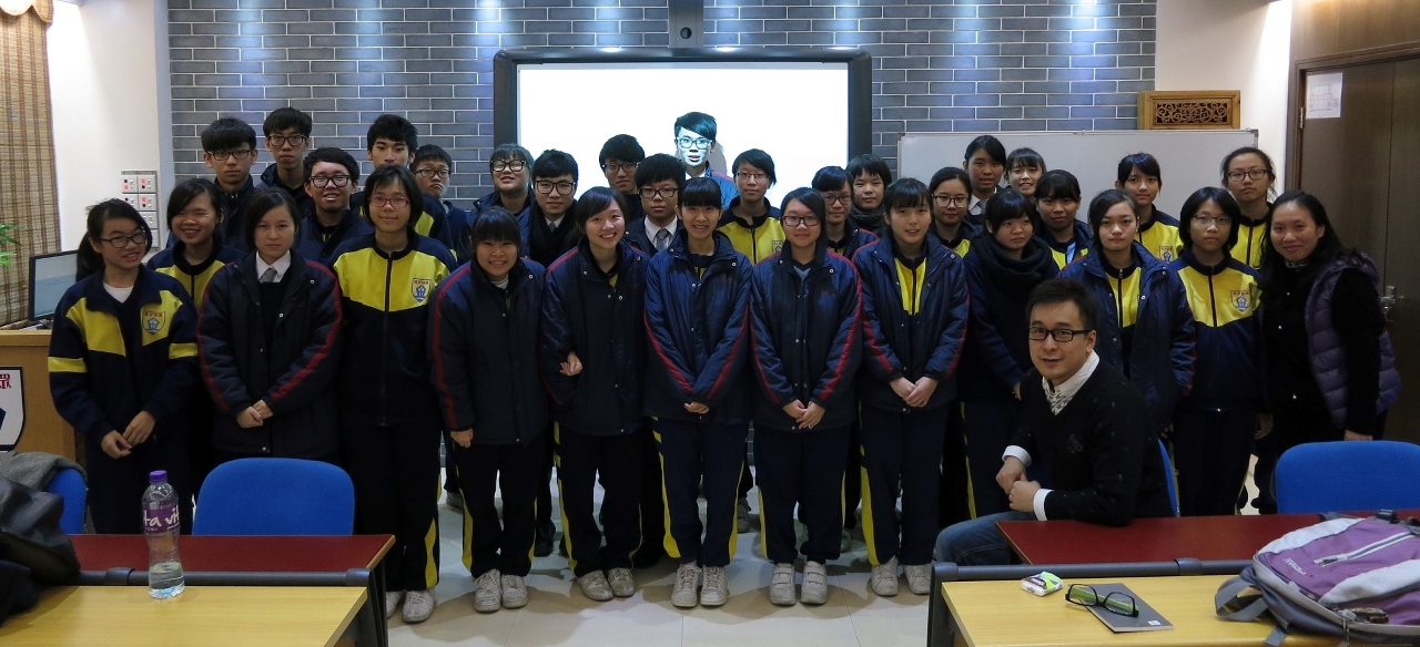 Fotografia do escritor convidado, Lei Chin Pang, com os professores e estudantes da Escola Fong Chong da Taipa
