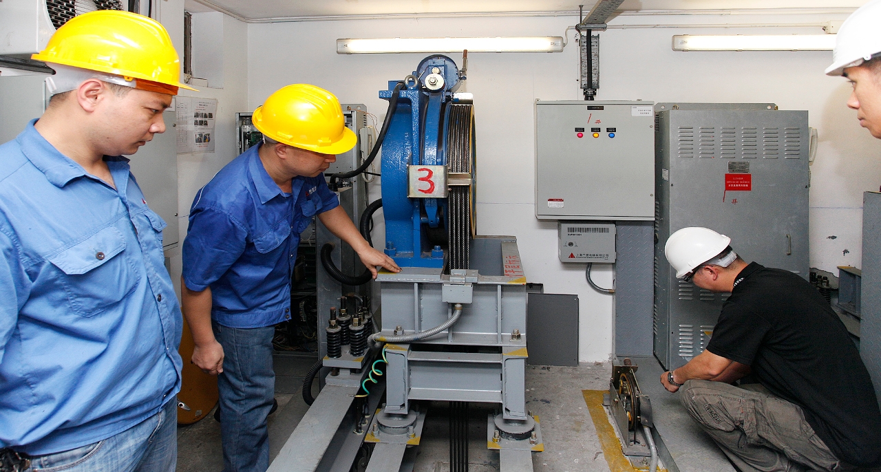 Inspecção aleatória realizada pela entidade técnica contratada pela Administração aos equipamentos de elevadores já registados e que foi já emitido o certificado de segurança de funcionamento de modo a garantir a qualidade da inspecção