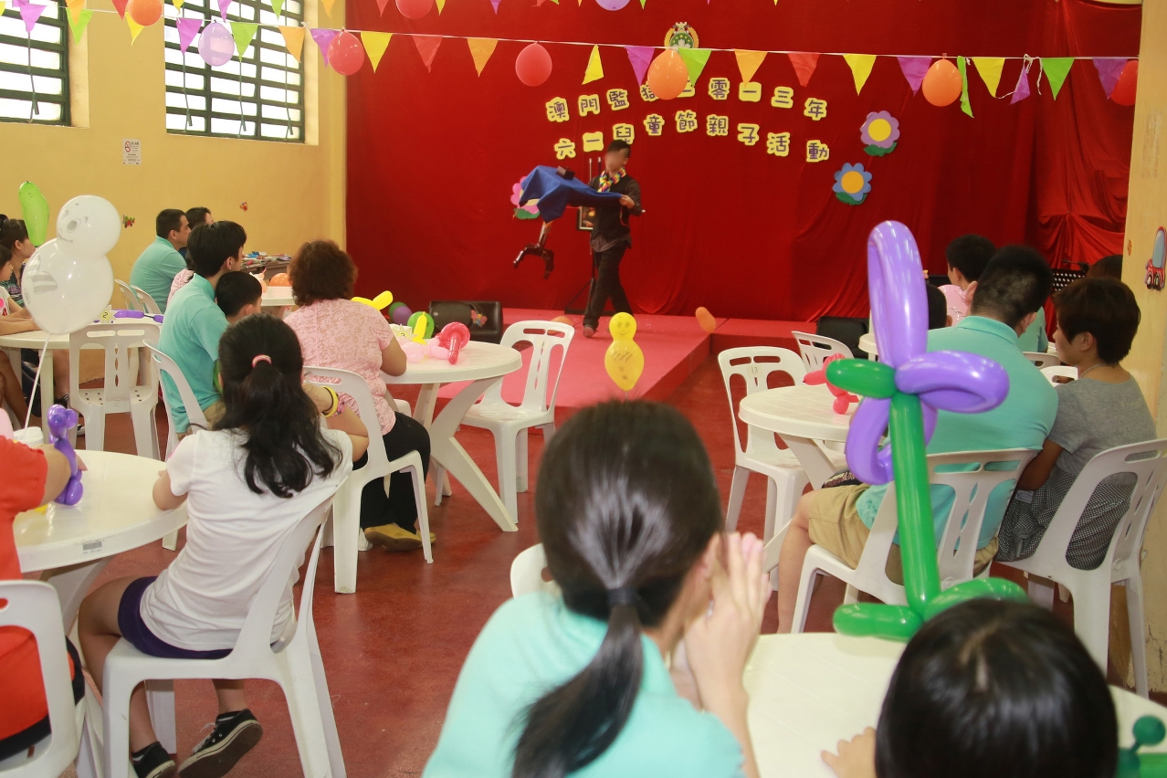Teatro de magia cómica apresentado para os reclusos e os seus filhos