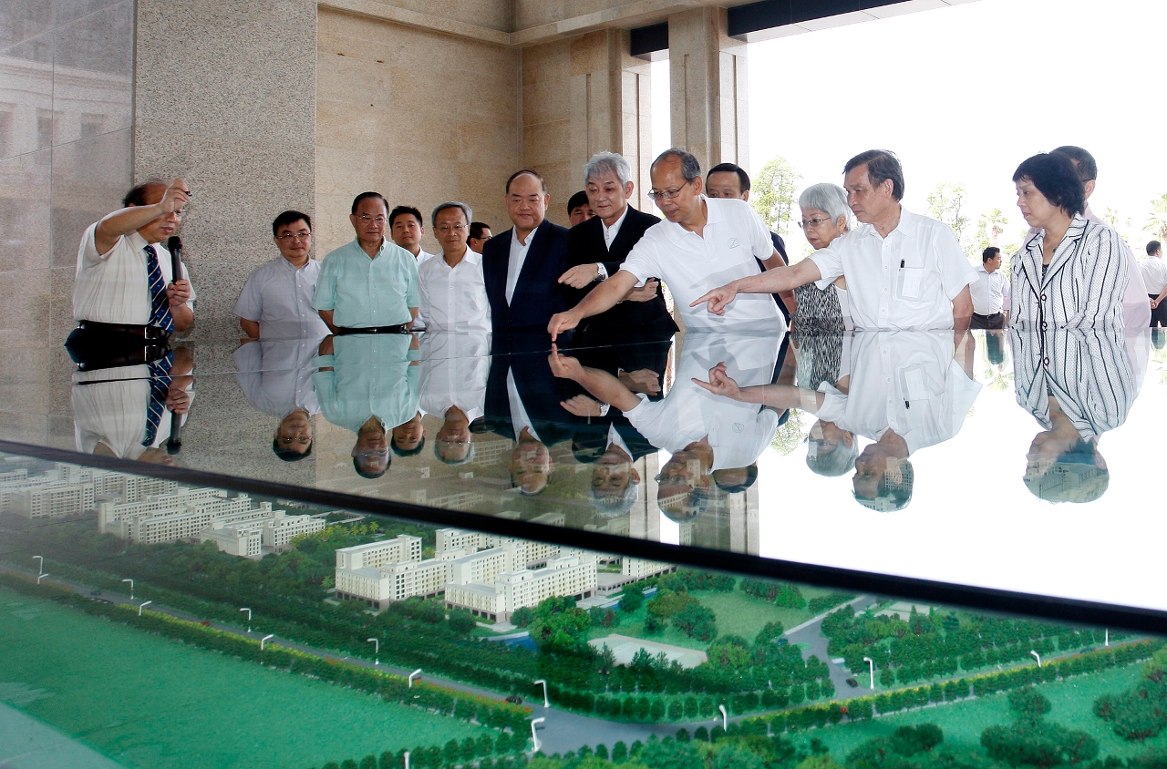 Os deputados de Macau à Assembleia Popular Nacional tomarem conhecimento sobre a distribuição do novo campus da Universidade de Macau em Hengqin