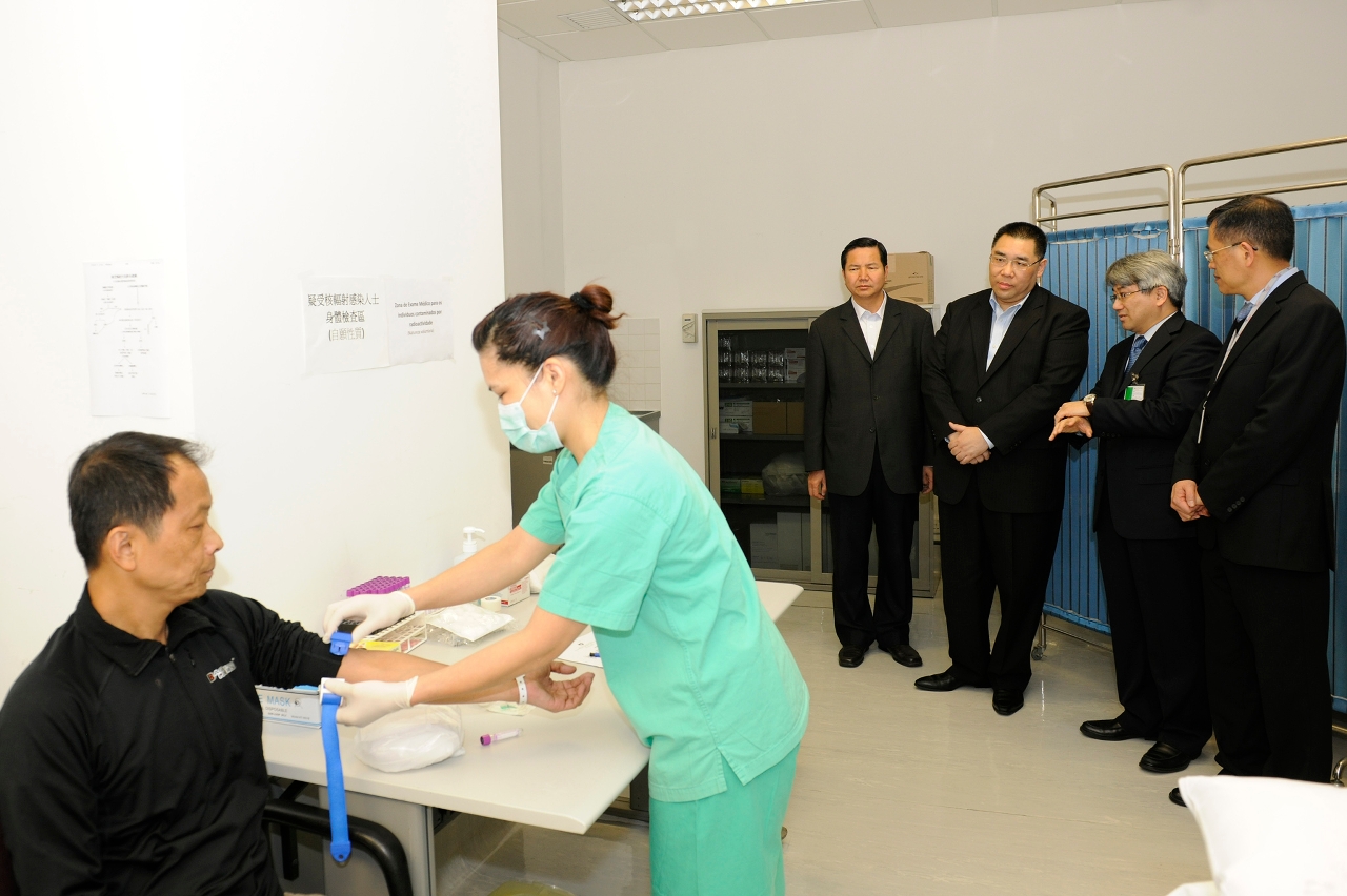 Chefe do Executivo, Chui Sai On, no posto de controlo de radiação de passageiros no Aeroporto Internacional de Macau