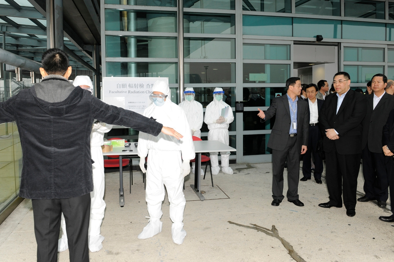 Chefe do Executivo, Chui Sai On, no posto de controlo de radiação de passageiros no Aeroporto Internacional de Macau