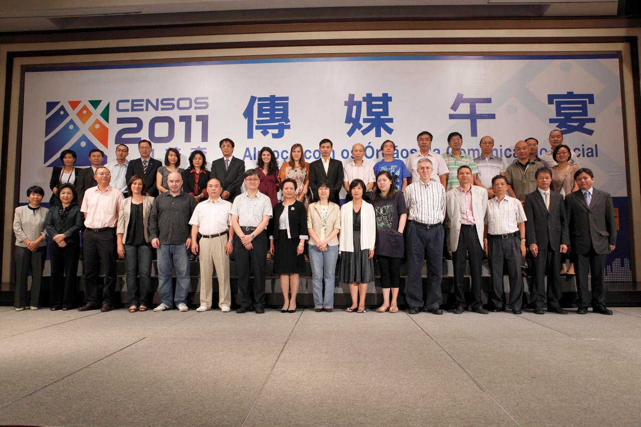 Foto de grupo dos dirigentes e representantes dos órgãos de comunicação social  aquando do almoço sobre os Censos 2011