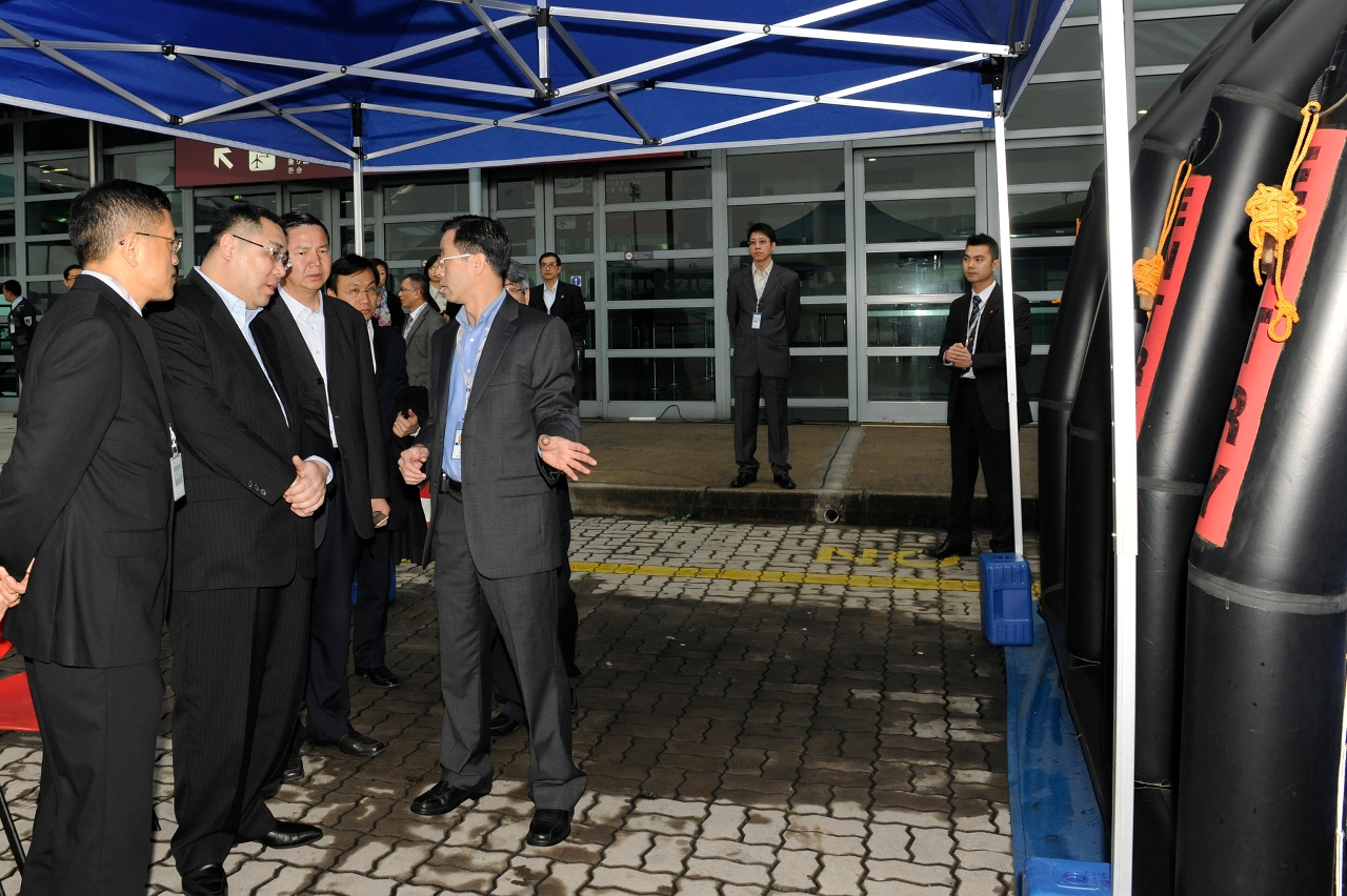 Chefe do Executivo, Chui Sai On, no posto de controlo de radiação de passageiros no Aeroporto Internacional de Macau