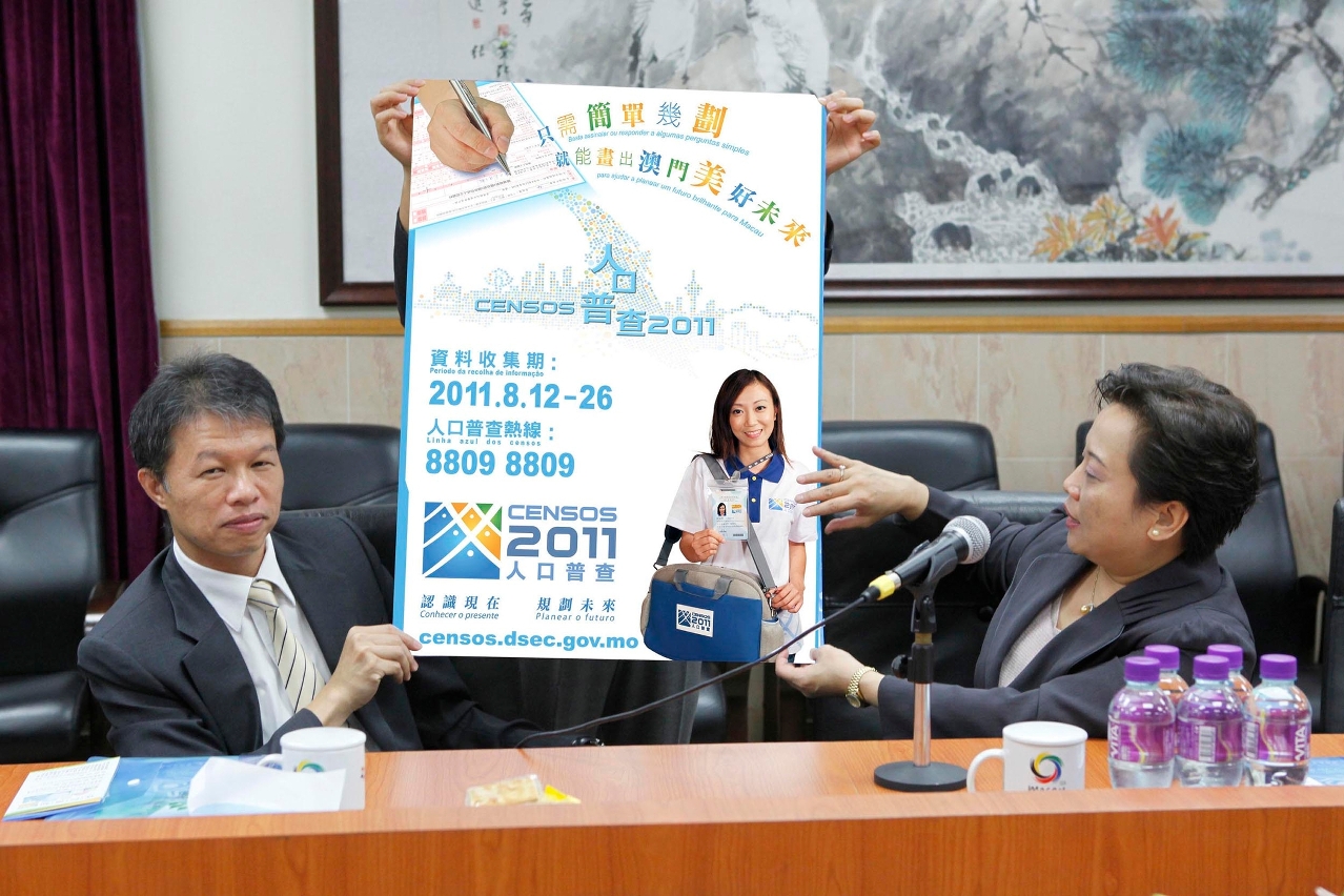 A Directora Drª. Kong Pek Fong e o Subdirector Dr. Ieong Meng Chao da DSEC apresentam o cartaz dos Censos 2011