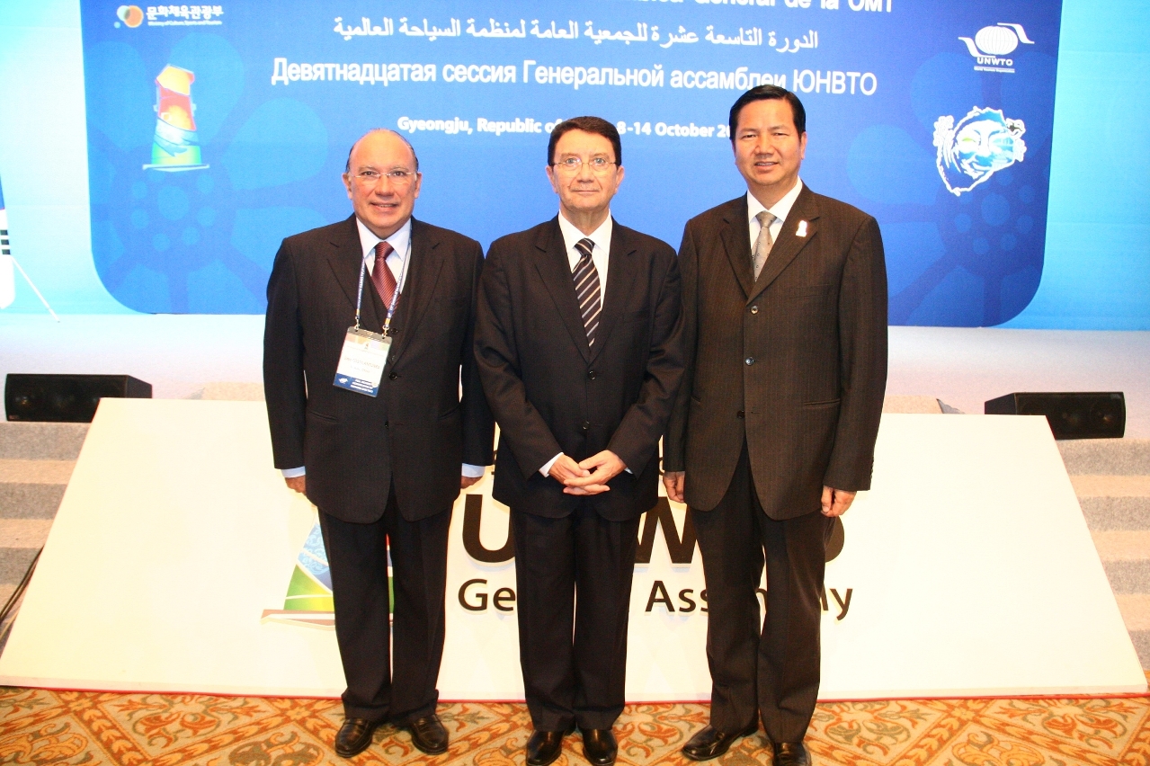 Cheong U and João Manuel Costa Antunes with UNWTO Secretary-General Taleb Rifai