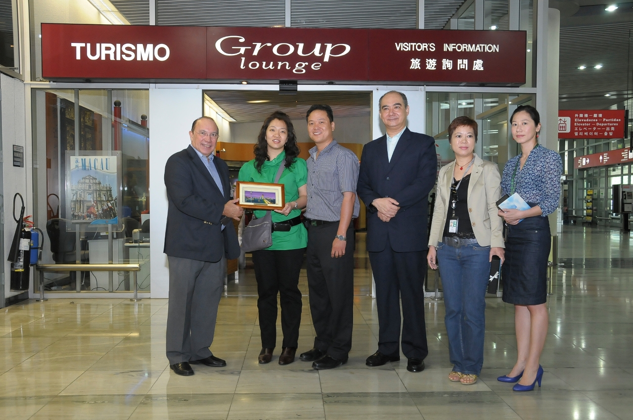 Director of MGTO, João Manuel Costa Antunes and Deputy Director Manuel Pires presented welcome gifts to tourists at the Macau International Airport.