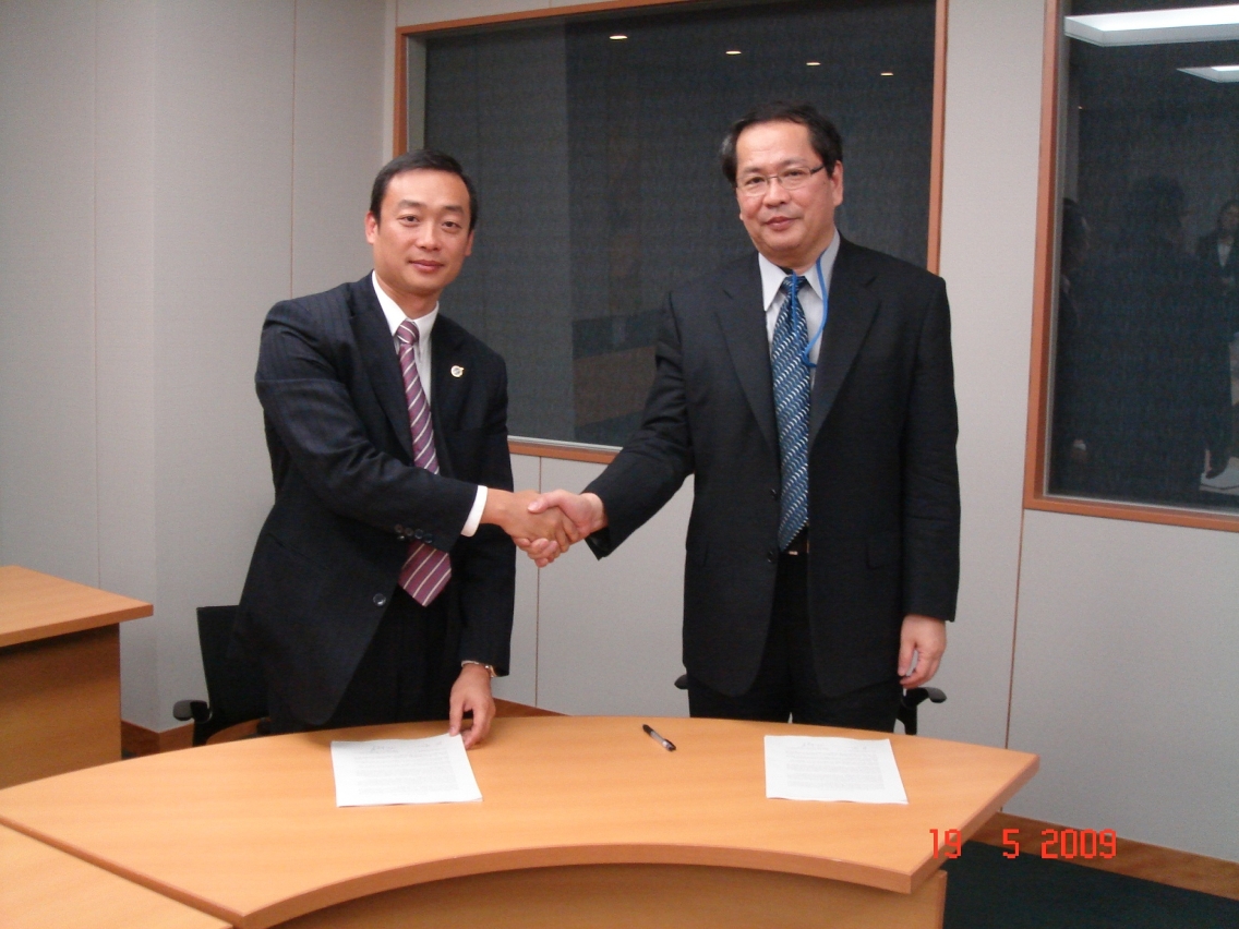 The Civil Aviation Authority of Macao SAR and the Ministry of Foreign Affairs of Japan held air consultations and initialed the bilateral Air Services Agreement between Macao and Japan on 19 May 2009 in Tokyo, establishing the legal framework governing the air transport market between the two places.