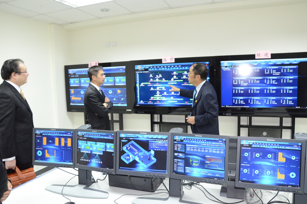Ho Veng On visita o Centro de Tecnologia Informática do Gabinete de Auditoria Nacional e toma nota do seu funcionamento