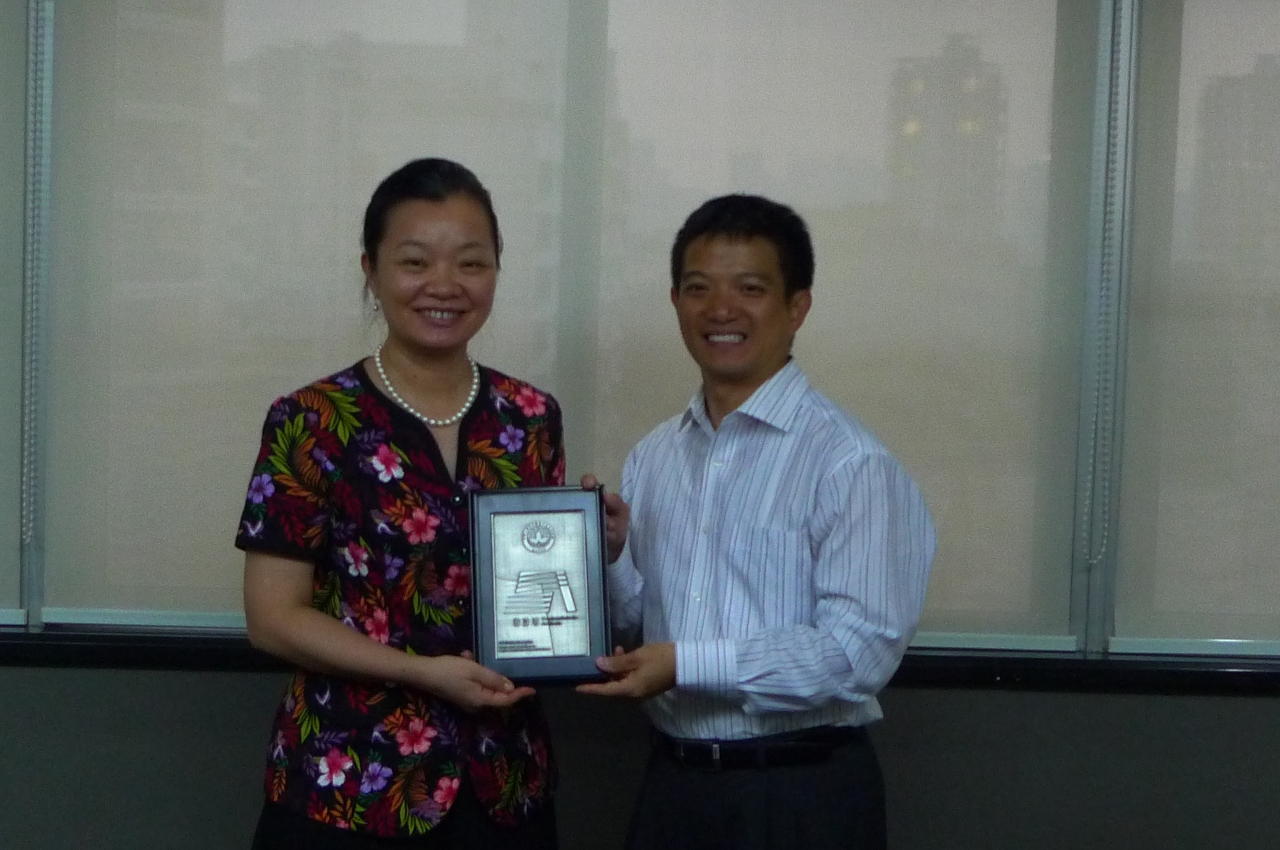 Kou Chin Pang (à direita) entrega uma lembrança à directora do Serviço de Auditoria de Shenzhen, Chen Qianwen