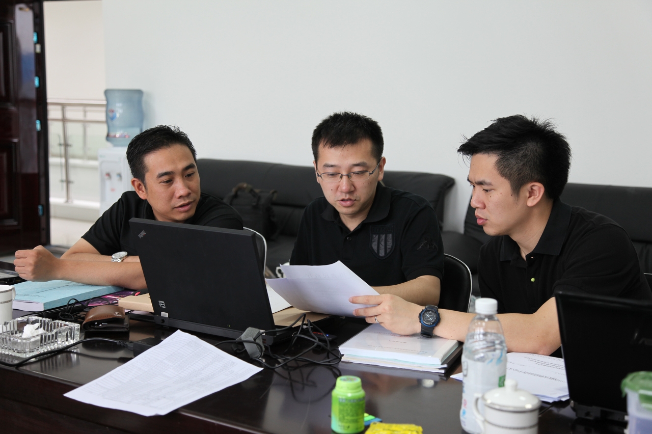 Os dois técnicos de auditoria de Macau (à esquerda e à direita) a serem acompanhados com grande atenção por Chen He, auditor chefe da equipa de auditoria da delegação do Gabinete de Auditoria Nacional, em Chengdu