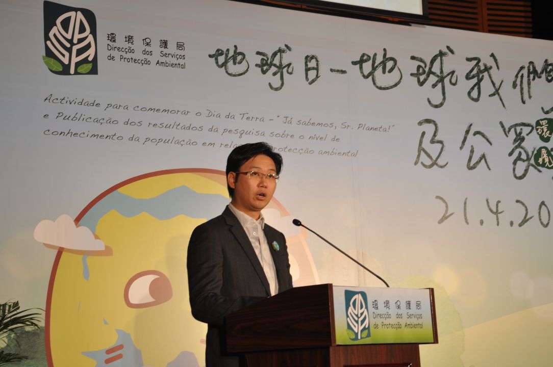 O Director da Direcção dos Serviços de Protecção Ambiental, Cheong Sio Kei, apresentou o discurso durante a Actividade para comemorar o Dia da Terra 2011 - “Já sabemos, Sr. Planeta!” e Publicação dos resultados da pesquisa sobre o nível de conhecimento da população em relação à protecção ambiental.