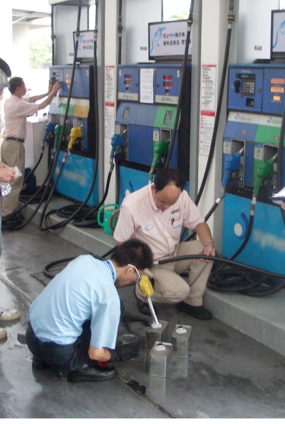 Funcionários da DSPA recolhem amostras de diesel para automóveis, que se encontra à venda em Macau, para análise em laboratório profissional.