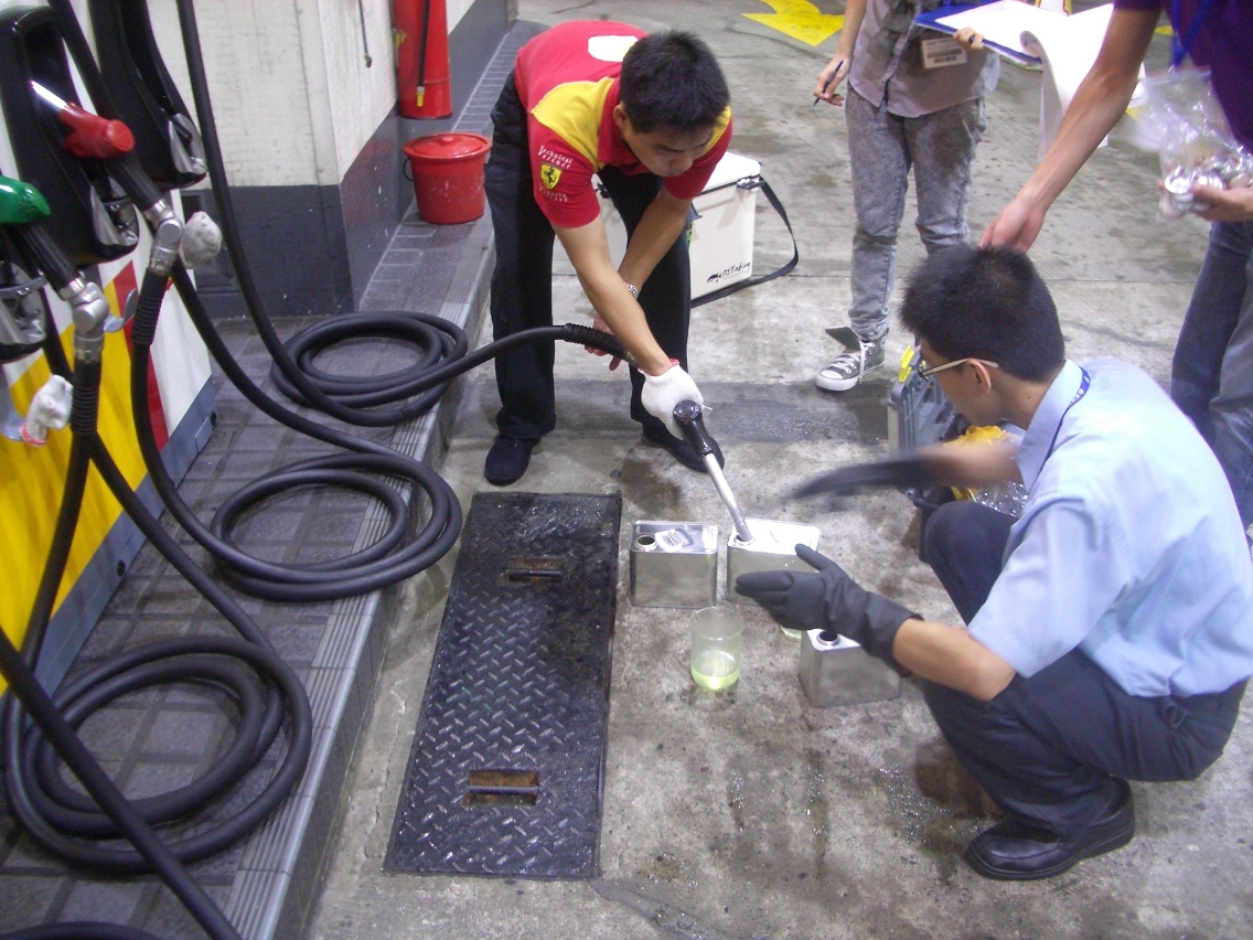 Funcionários da DSPA recolhem amostras de diesel para automóveis, que se encontra à venda em Macau, para análise em laboratório profissional.