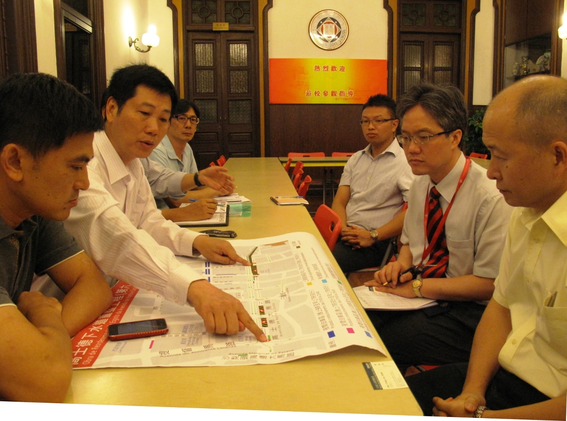 Visita dos representantes de ambos os serviços à Escola Secundária de Pui Cheng para lhes apresentar o plano de trabalho.