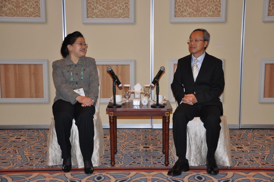 Encontro entre o Secretário para os Transportes e Obras Públicas, Lau Si Io, e a Subchefe do Departamento de Cooperação Internacional e Subdirectora do Gabinete para os Assuntos de Hong Kong e Macau, Song Xiaozhi (em representação do Ministro de Protecção Ambiental, Zhou Shengxian)
