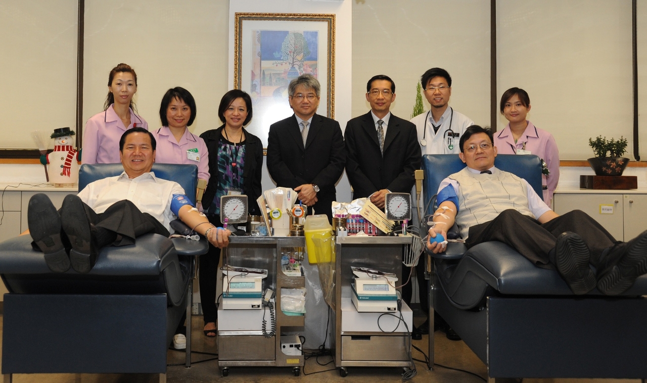 O Dr. Cheong U e o Dr. Lou Pak Sang tiraram uma foto com os dirigentes dos Serviços de Saúde e elementos do CTS