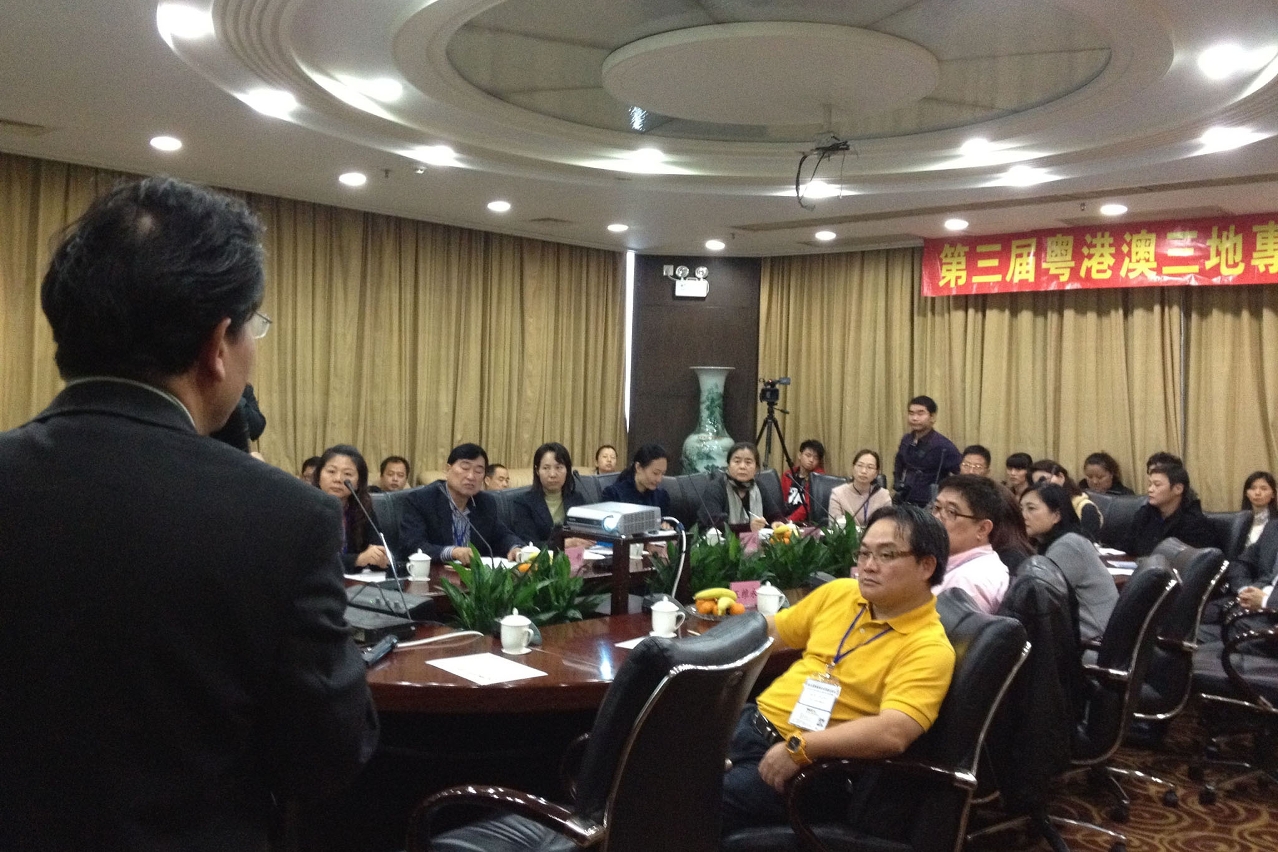 Os representantes do Gabinete para a Prevenção e Controlo do Tabagismo procederam ao esclarecimento sobre a “ Nova Lei do Controlo do Tabagismo” para os representantes das agências de viagens entre Guangdong, Hong Kong e Macau, e os sectores afins.