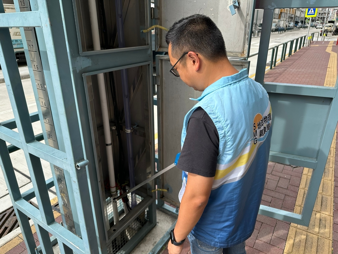 氣象局儀器專業人員清理水位站
