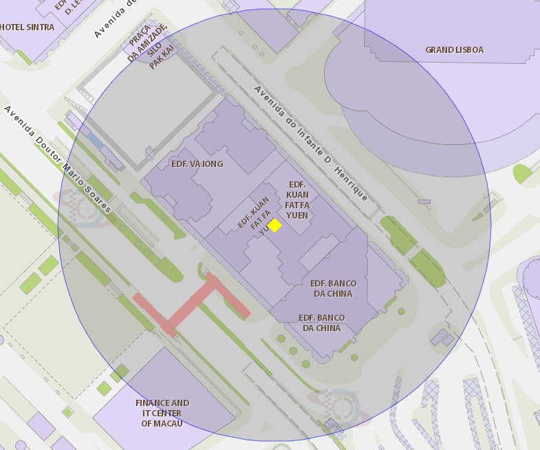 A área de risco com um raio de 100 metros, delimita o Bloco 2 do Edifício Kuan Fat Fa Yuen, situado na Avenida Doutor Mário Soares