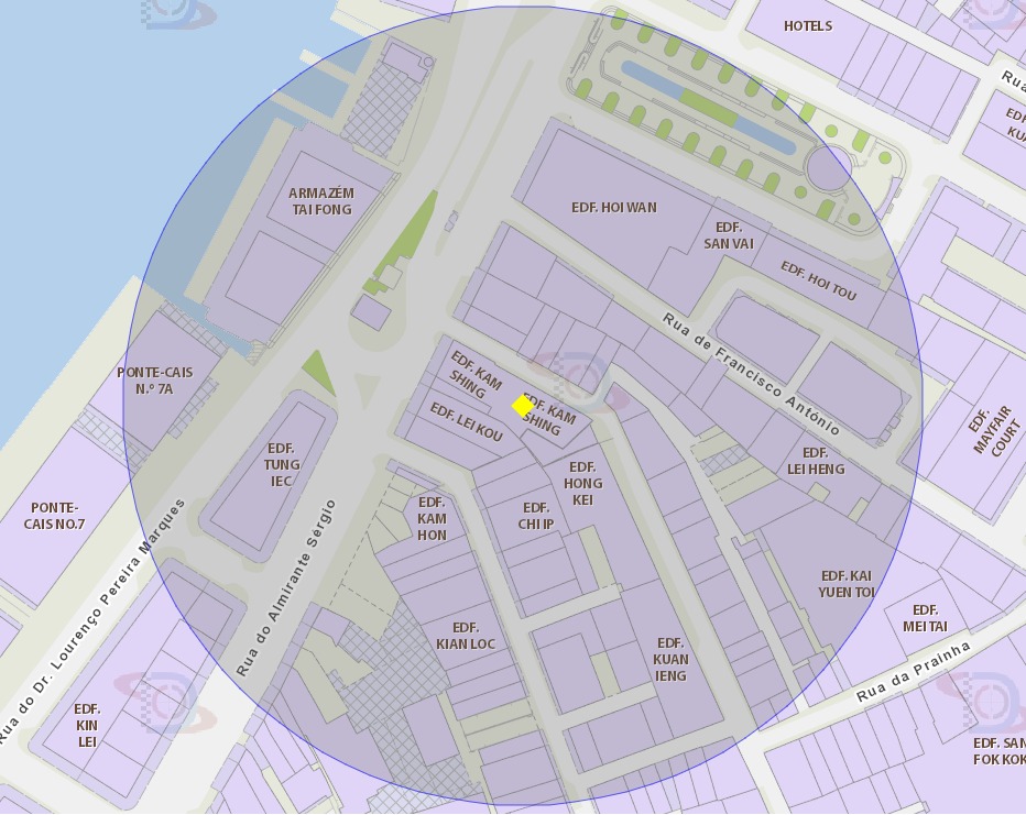 A área de risco com um raio de 100 metros, delimita o Edifício Kam Shing, situado n.º 2-12 A da Travessa do Cais
