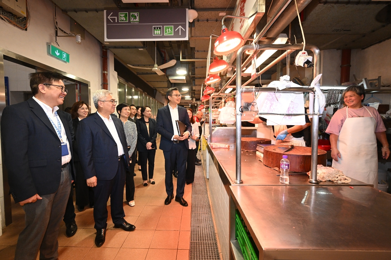 黃司長與街市攤販交談，了解經營狀況。