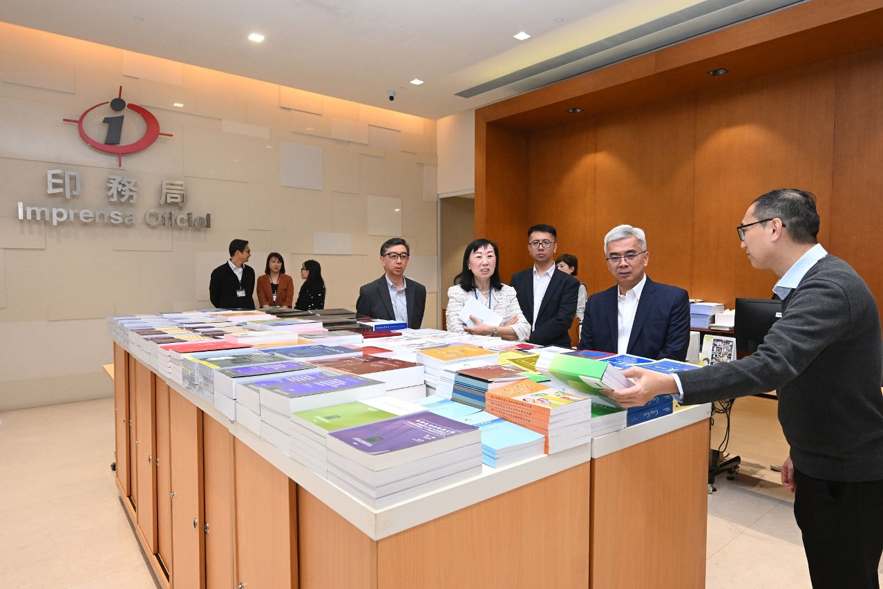 O Secretário Wong Sio Chak trocou opiniões e encorajou os trabalhadores da linha da frente da Imprensa Oficial, exortando-os a manterem-se firmes nos seus postos para assegurar o bom desenvolvimento dos trabalhos.