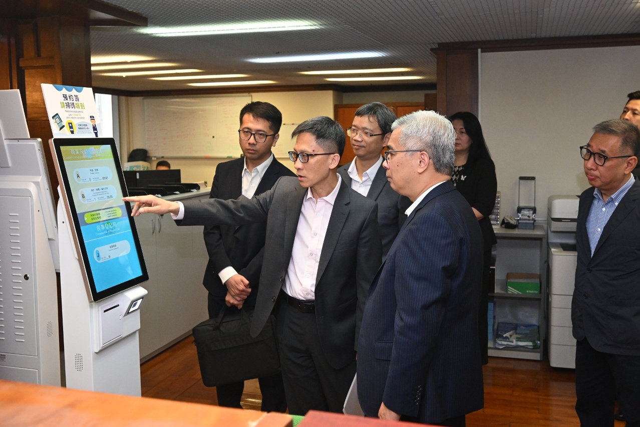 黄少泽司长视察登记及公证前线部门。