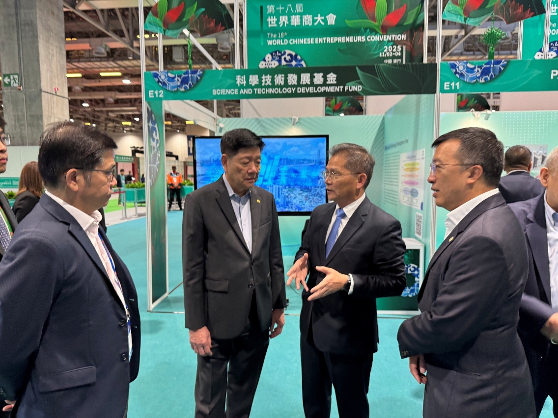 科技基金郑冠伟委员向嘉宾介绍澳门科技发展情况