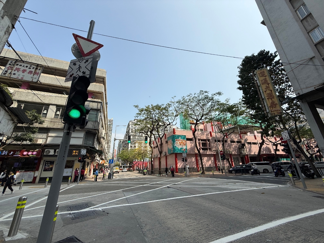 travessia pedonal omnidireccional instalada na intersecção entre a avenida da longevidade e a rua quatro do bairro iao hon