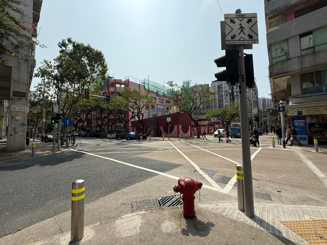 travessia pedonal omnidireccional instalada na intersecção entre a avenida da longevidade e a rua seis do bairro iao hon
