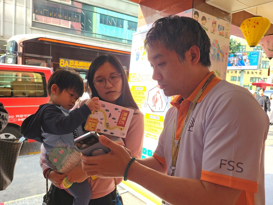 附图3：社保工作人员即场为居民解答双层社保疑难