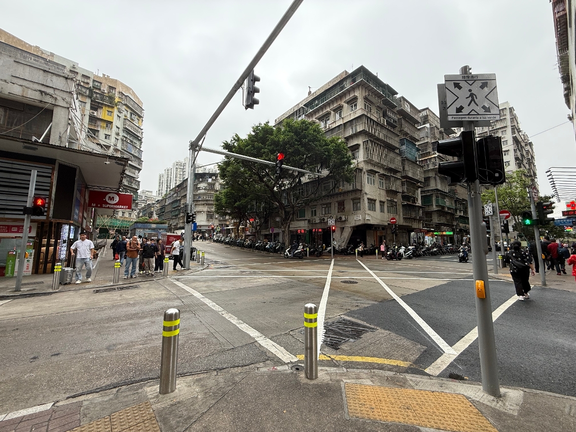 看台街與騎士馬路交界路口已增設全向行人過路設施