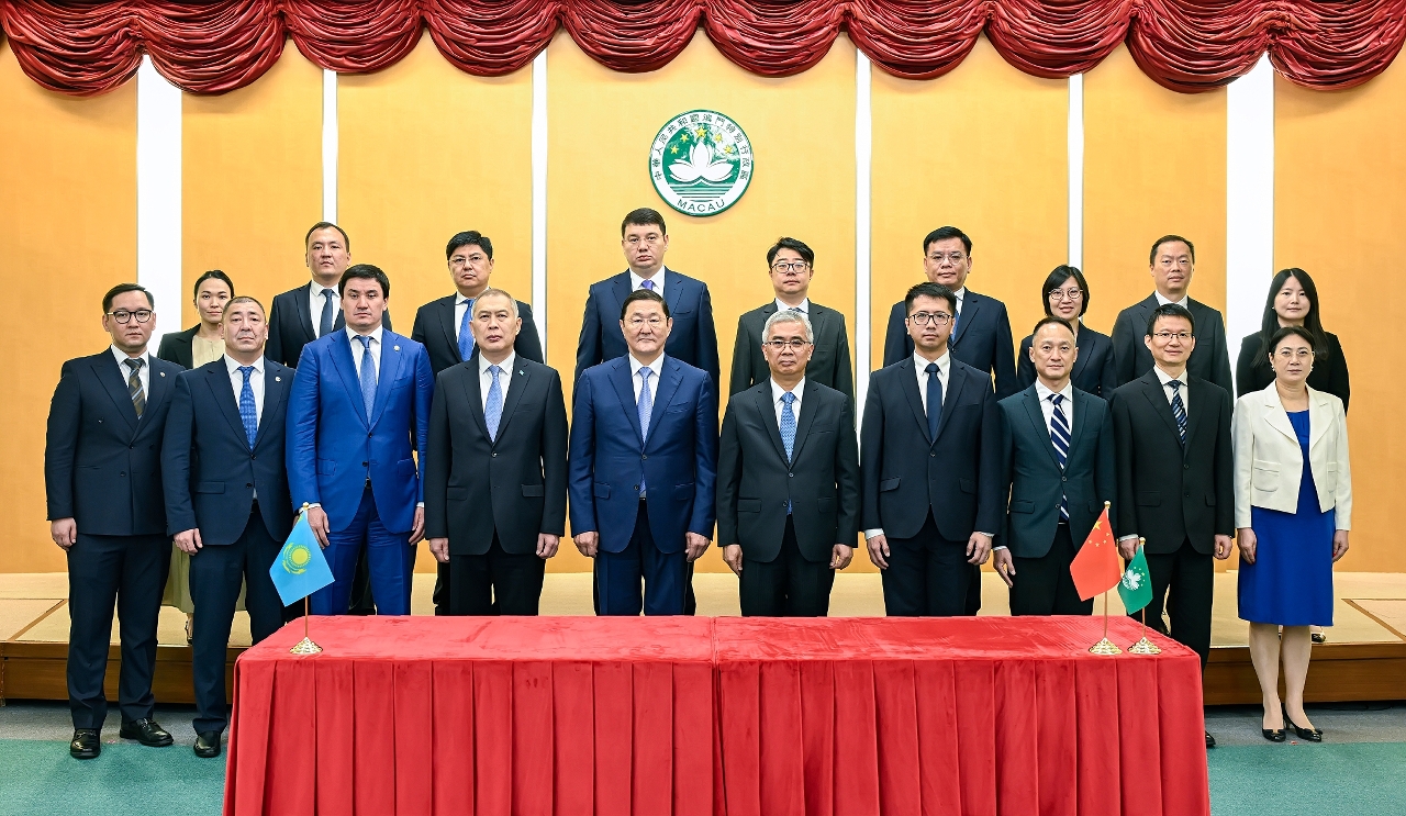 双方代表出席签署仪式