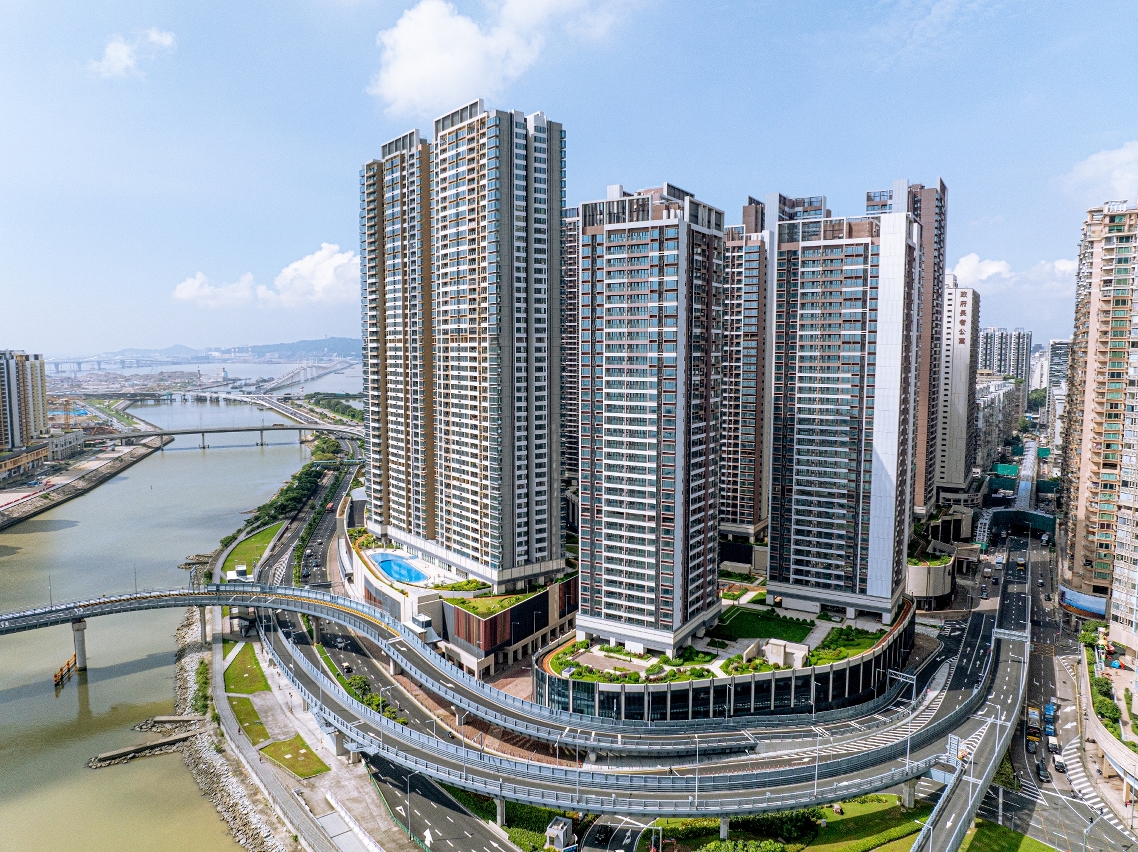 項目毗鄰港珠澳大橋、關閘和青茂口岸等重要口岸，區內設有逾千個停車位。