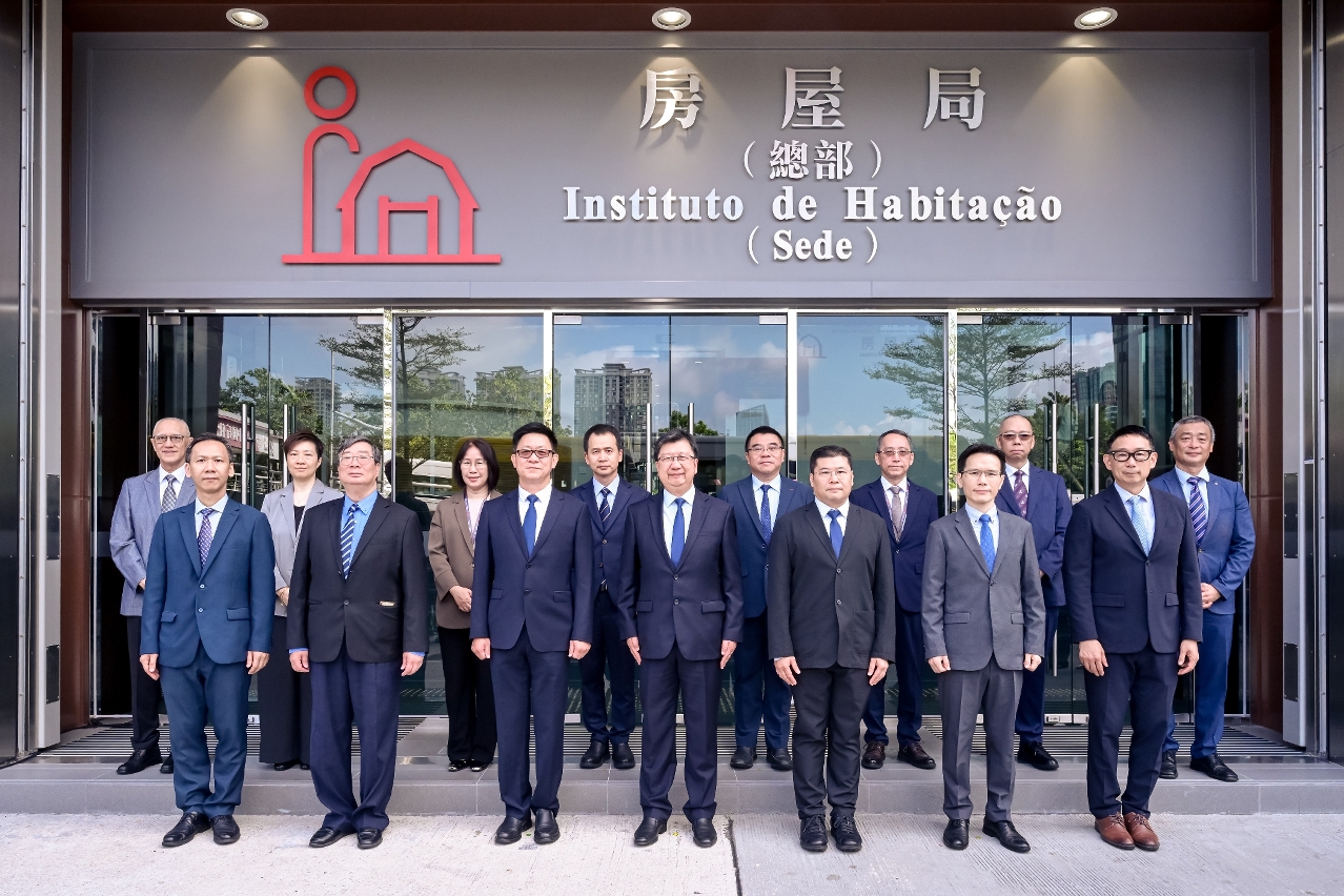 Fotografia do Secretário para os Transportes e Obras Públicas, Eng.º Tam Vai Man, e dos chefes dos serviços sob a sua tutela, no Instituto de Habitação (Sede).